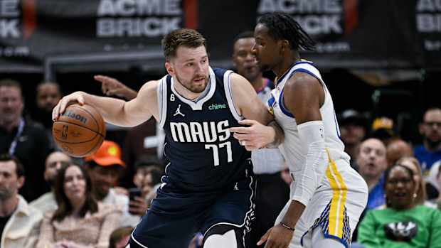 Luka Doncic de Dallas Mavericks enfrentando a los Golden State Warriors
